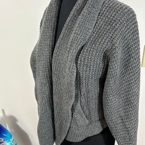 Abercrombie and Fitch Cropped Knit Cardigan Sweater Womens Small Gray - Picture 3 of 8